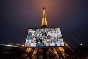 巴黎鐵塔前豎起大屏幕播放疫情期間堅守崗位醫護人員的照片，向他們致謝並致敬。（圖源：新華社）