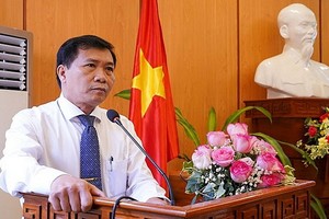 新任會安市人委會主席阮文山出席就職儀式並致詞。（圖源：南盛）