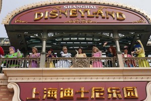 迪士尼朋友們列隊歡迎遊客入園。（圖源：互聯網）