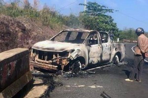 全被燒毀只剩框架的皮卡車，車內卻有一具被燒焦變形的屍體。（圖源：黃平）