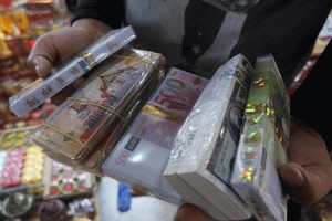 多種各樣面值的冥鈔印製像真鈔一樣。