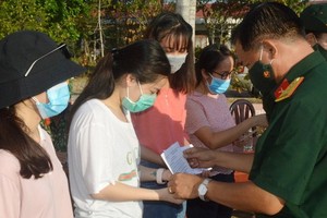 滀臻省新冠肺炎疫情防控指委會代表向隔離期滿者頒發解除隔離證明書。（圖源：俊光）