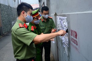 年輕公安員在清除非法放高利貸的張貼廣告。（圖源：雄科）