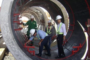 準備安放排水導流管以將廢水帶入第二郡的廢水處理廠。（圖源：玉隱）