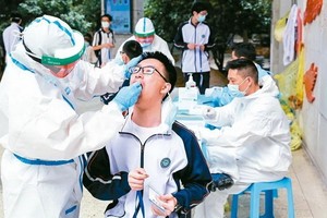 武漢市新冠肺炎疫情防控指揮部下達緊急通知，將舉行「十天大會戰」，十天內對全市1,100多萬人全部做完新冠病毒核酸篩檢，防止疫情復燃。（圖源：中新社）
