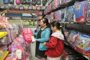 學生背包和手提袋是新學年平抑物價計劃的商品。