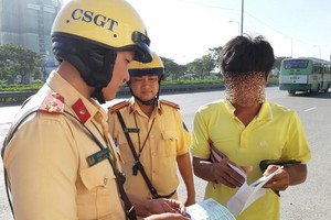 交通警察檢查駕駛者的證件。（圖源：孟玲）