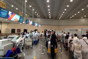 從俄羅斯莫斯科接回340名越南公民的VN62航班於昨(13)日上午抵達廣寧省雲屯機場。（圖源：VNA）