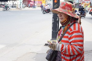 圖為一名在本市街頭上兜售彩票的大娘。（圖源：VTC News）