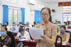 第九郡選民阮氏蓉向國會代表提出質詢。（圖源：佐琳）