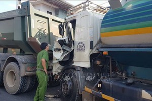 猛烈的撞擊，導致油槽車的車頭部分損壞不堪，黏著牽引車的車尾。（圖源：越通社）