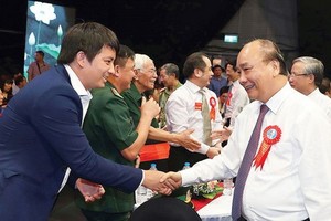 阮春福總理（前右）親切會見各代表。（圖源：越通社）