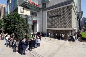 5月13日，首爾中區樂天百貨的香奈兒賣場前排隊等待開門的人群。（圖源：NEWSIS）