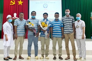 海上遇險獲救的5名印尼籍水手返國前與醫護人員合照。（圖源：刻心）