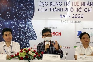 市科學與技術廳廳長阮越勇（中）在新聞發佈會上公佈“2020年本市應用人工智能革新創意項目”比賽。（圖源：V. Lê）