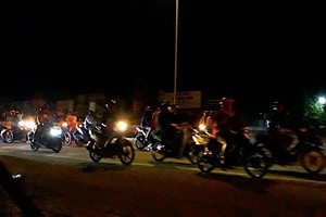 上百名青年最近在51號國道糾集進行非法賽車。