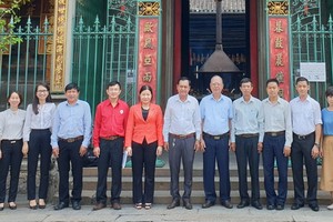 穗城會館理事長盧耀南及各理事與紅十字會工作團合影。