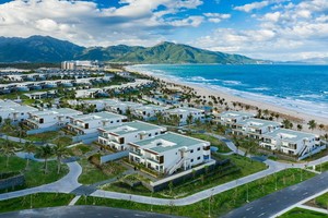 度假區面向蔚藍的大海。