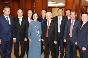 總書記、國家主席阮富仲與各代表合影。（圖源：越通社）