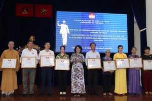 表彰積極學習與傚法胡志明思想、道德與作風模範。（圖源：市越南祖國陣線委員會）