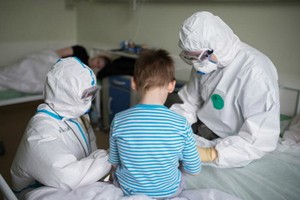 在俄莫斯科一所收治新冠兒童患者的醫院，醫護人員正照顧病者。（圖源：AFP）