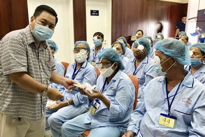 丁文森向施手術後病人問候和送口罩。