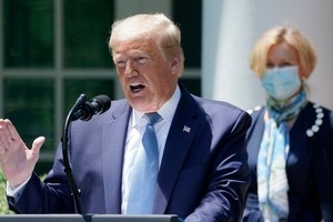 美國總統特朗普15日在白宮玫瑰花園發表演說，再次展現對新冠肺炎疫苗研發的樂觀。（圖源：Getty Images）