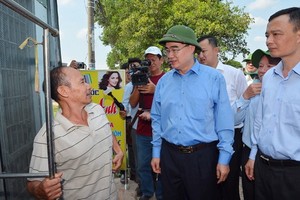 市委書記阮善仁（前中）親往平政縣永祿A鄉視察了解違建情況並同當地居民交談。（圖源：越勇）