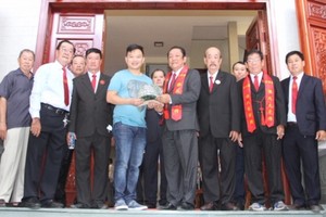 張氏大宗祠理事長張敬明（前排右四）與理事同仁代表向「西堤華人文化陳列室」贈送精美琉璃瓦片。