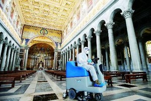 5月16日，工作人員在意大利首都羅馬郊區的聖保羅教堂進行消毒作業。（圖源：新華社）