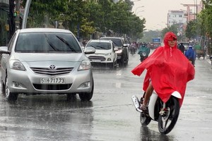 昨(17)日下午3時30分，福門縣和第十二郡突降大雨，有助為持續已久的酷熱天氣解暑。（圖源：黎豐）