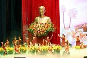 紀念胡志明主席誕辰 130 週年的文藝節目。（圖源：VGP）
