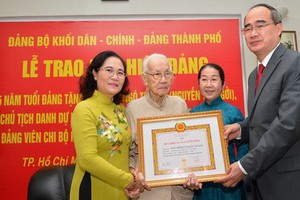 市領導向吳氏慧同志頒贈85年黨齡紀念章。（圖源：越勇）