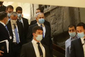 以色列現任總理內塔尼亞胡（中）步入位於耶路撒冷的以色列議會，參加宣誓就職儀式。（圖源：新華社）