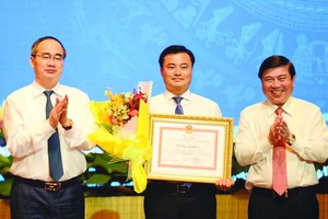 市領導獎勵都市鐵路管委會主任。（圖源：市黨部新聞網）