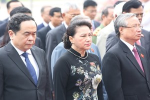 黨、國家領導晉謁胡志明主席陵。（圖源：越通社）