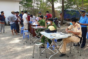 職能力量在第九郡港口對集裝箱車司機開展毒品檢測行動。（圖源：浩南）