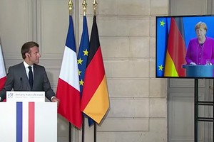 法國總統馬克龍與德國總理默克爾的視頻會議。（圖源：視頻截圖）