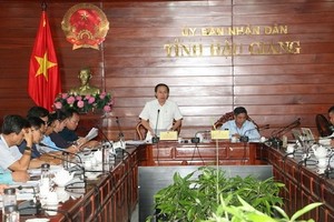 後江省人委會主席黎進州公佈馬拉松賽事。