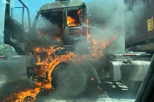 牽引車起火，現場火勢猛烈。（圖源：VNN）