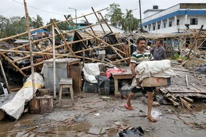 特強氣旋風暴“安攀”吹垮許多民房。（圖源：路透社）