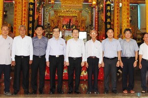 第五郡郡委書記阮文孝(右五)和陪同團與海南會館理事會合照留念。