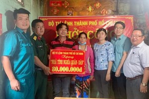 本市司令部給該坊華人劉建贈送8000萬元，以作為修建住房的經費。。