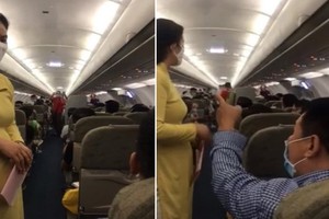 一名男乘客謾罵乘務員並與周邊乘客開始大聲爭吵起來。（圖源：楊玉）