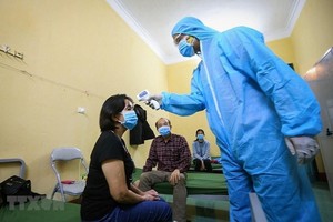 唯有醫護及防疫工作人員才可接觸隔離區的新冠肺炎疑似患者。（圖源：越通社）