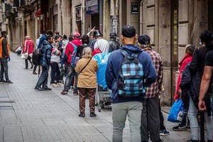民眾排隊等待教堂施以食物援助。（圖源：Getty Images）