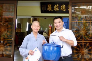 妙法寺住持釋宏心法師向陳列室代表捐贈懷舊物品。