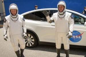 赫利（左）和本肯（右）完成升空前的最後演練。（圖源：互聯網）