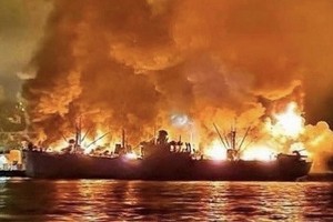 美國加利福尼亞州三藩市知名觀光景點漁人碼頭燃起熊熊大火，黑煙滾滾。（圖源：互聯網）