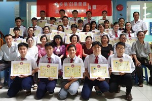 校委及老師與畢業生合照。